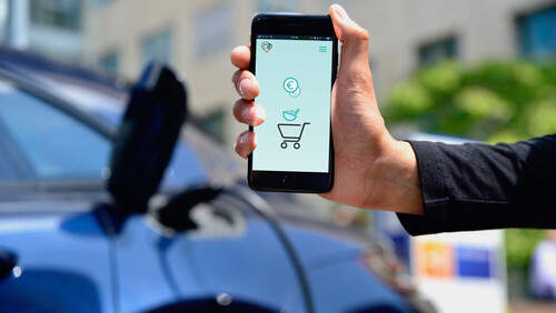 „&amp;Charge“ bietet eine digitale Plattform, über die Nutzer für ihre Online-Einkäufe ein Guthaben zur elektromobilen Fortbewegung erhalten.