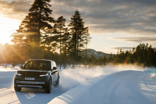 Testläufe mit Range Rover Electric am schwedischen Polarkreis.