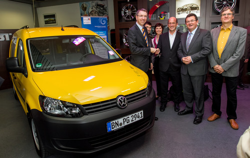 Abt hat einen VW E-Caddy an die Deutsche Post übergeben.