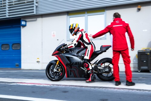 Alex De Angelis testet den Prototyp der Ducati Moto E.