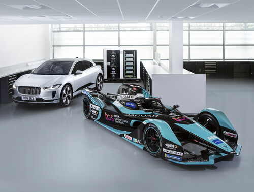 Ältere Batterien aus Prototypen und Vorserienfahrzeugen des Jaguar I-Pace werden in einem mobilen Energiespeicher zur Stromversorgung weiter genutzt. Jaguar selbst hat sie bei den Tests zur Formel-E-Weltmeisterschaft eingesetzt.