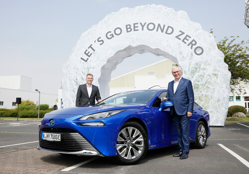 André Schmidt, Präsident Toyota Deutschland, übergibt Dr. Albrecht Möllmann, Vorstandsvorsitzender des Interessenverbands „HyCologne – Wasserstoff Region Rheinland“ einen Mirai.