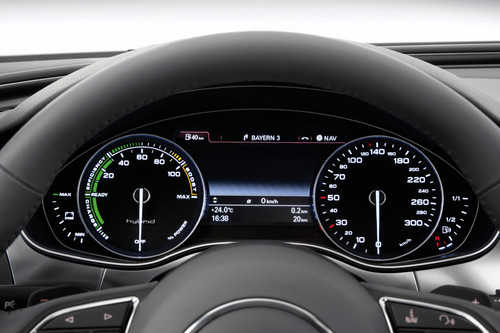 Audi A6 Hybrid: links das Powermeter anstelle des Drehzahlmessers.