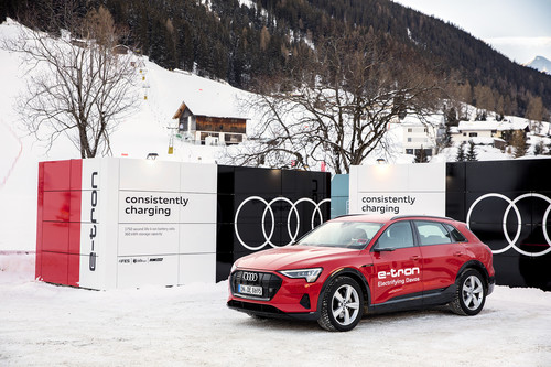 Audi e-Tron an mobilen Container-Ladestationen in Davos.