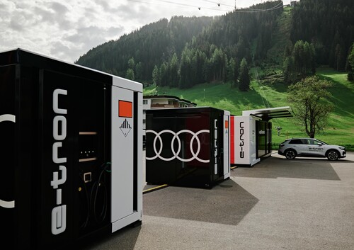 Audi stellt die Shuttlefahrzeuge für das Weltwirtschaftsforum in Davos und versorgt die Elektroautos über mobile Ladestationen mit Strom.   