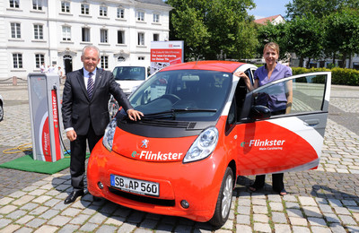 Bahnchef Dr. Rüdiger Grube und Ministerin Dr. Simone Peter mit dem ersten Peugeot iOn der Deutschen Bahn.
