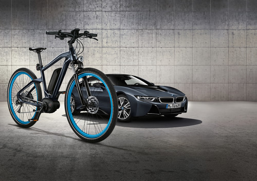 BMW Cruise e-Bike Limited Edition Protonic Dark Silver und der passende BMW i8..