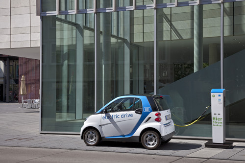 Car2go in Ulm: Smart Fortwo Electric Drive an einer Ladesäule.