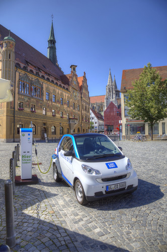 Car2go in Ulm: Smart Fortwo Electric Drive an einer Ladesäule.