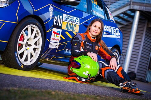 Cristiana Oprea aus Rumänien ist der einzige weibliche Fahrer im ADAC-Opel-e-Rally-Cup 2022.