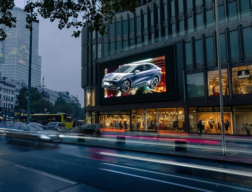 Cupra präsentiert den Tavascan auf dem größten Berliner LED-Screen mit einem besonderen 3-D-Effekt.