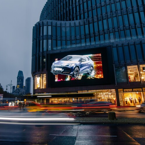 Cupra präsentiert den Tavascan auf dem größten Berliner LED-Screen mit einem besonderen 3-D-Effekt.