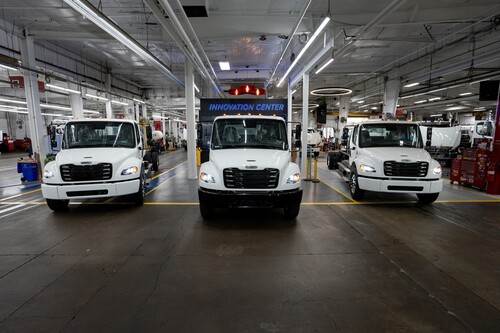 Daimler Truck hat in den USA mit der Serienproduktion des Freightliner eM2 begonnen.