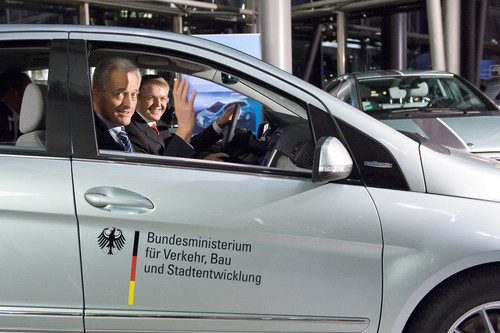 Daimler-Vorstand Dr. Thomas Weber (am Steuer), zuständig für Konzernforschung und Entwicklung bei Mercedes-Benz, übergab Bundesverkehrsminister Peter Ramsauer eine B-Klasse F-Cell.