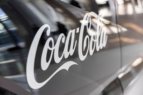 Der 500. Hyundai Kona Elektro für Coca-Cola Deutschland in der Zentrale des Importeurs in Offenbach.