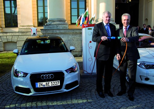 Der bayerische Ministerpräsident Horst Seehofer (links) und der sächsische Ministerpräsident Stanislaw Tillich mit einem Audi A1 E-tron.