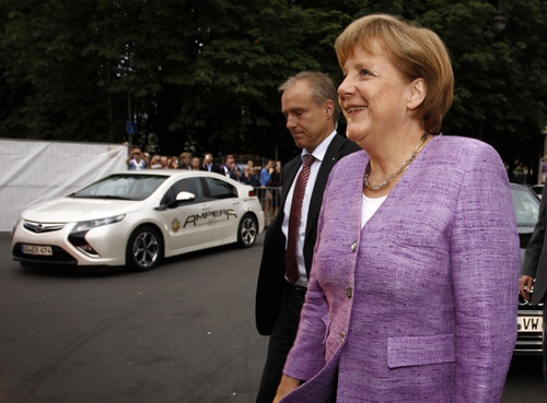 Der elektrische Opel Ampera, begeisterte beim ZDF-Sommertreff viele Prominente aus Politik, Sport und Showbiz. Im Bild Bundeskanzlerin Angela Merkel.