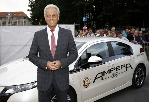 Der elektrische Opel Ampera, begeisterte beim ZDF-Sommertreff viele Prominente aus Politik, Sport und Showbiz. Im Bild Bundesverkehrsminister Peter Ramsauer.