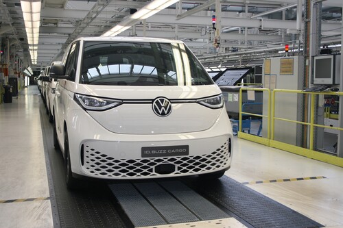 Der erste VW ID Buzz Cargo rollt im VWN-Werk Hannover offiziell vom Band.