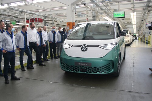 Der erste VW ID Buzz rollt im VWN-Werk Hannover offiziell vom Band.