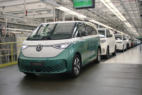 Der erste VW ID Buzz rollt im VWN-Werk Hannover offiziell vom Band.