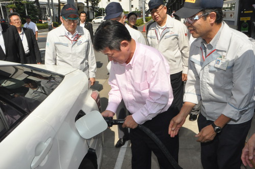 Der japanische Wirtschaftsminister Toshimitsu Motegi betankt Brennstoffzellenauto von Toyota.