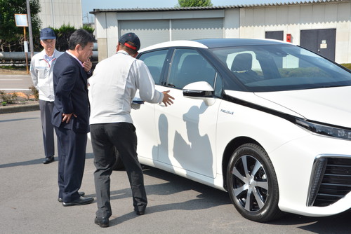 Der japanische Wirtschaftsminister Toshimitsu Motegi lässt sich das Brennstoffzellenauto von Toyota erklären.