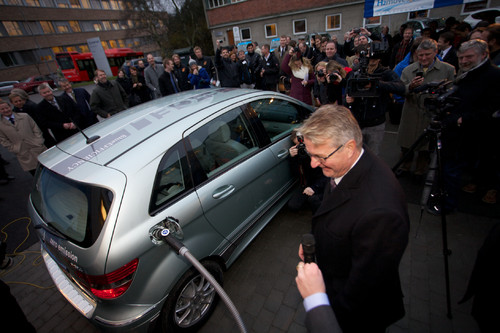 Der Osloer Bürgermeister Fabian Stang weihte die dritte norwegische Wasserstofftankstelle ein.