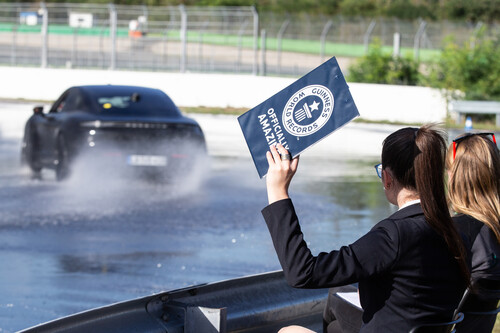 Der Porsche Taycan driftet sich ins Guinness-Buch der Rekorde: „Guinness World Records“-Richterin Joanne Brent und Ingenieurin Denise Ritzmann, Drift-Europameisterin 2018 und 2019, zählen die Runden mit.