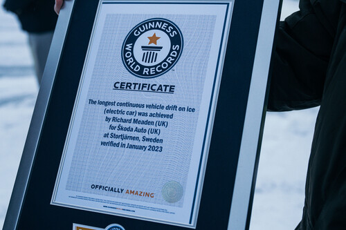 Der Skoda Enyaq RS iV holte sich den Eintrag ins Guinness Buch der Rekorde für den längsten ununterbrochenen Drift eines Fahrzeugs auf Eis. 