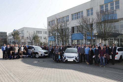 Die 60 Teilnehmer der diesjährigen Drive-E-Akademie besuchten das Opel-Forschungs- und Entwicklungszentrum für Alternative Antriebe in Mainz-Kastel. Die Gruppe unternahm auch Testfahrten mit dem Opel Ampera sowie dem Opel-Hydrogen4-Brennstoffzellenfahrzeug.