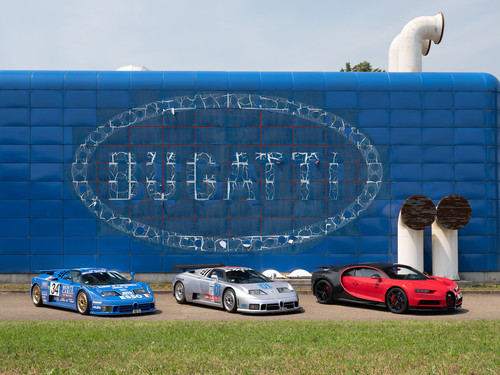 Die blaue Fabrik in Campogalliano: Bugatti EB 110 und Bugatti Veyron (rechts).