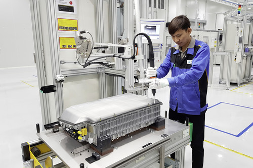Die Mercedes-Benz AG hat gemeinsam mit den lokalen Partnern Thonburi Automotive Assembly Plant (TAAP) und Thonburi Energy Storage Systems (TESM) insgesamt mehr als 100 Millionen Euro in die Batterieproduktion investiert.
