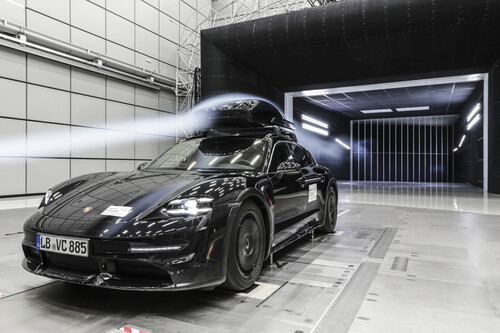 Die Performance-Dachbox von Porsche wurde im Windkanal getestet und ist für Geschwindigkeiten bis 200 km/h freigegeben.