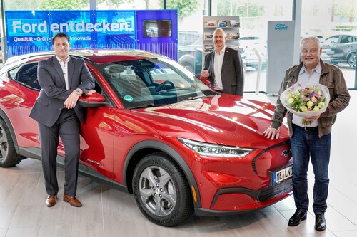 Dr. Ludger Terhart (r.) ist der erste Kunde in Deutschland, der einen batterie-elektrischen Ford Mustang Mach-E bekommen hat. Marco Möller (l.), Mitglied der Geschäftsführung des Auto-Park Rath in Düsseldorf, und Stefan Wieber, Direktor Pkw der Ford-Werke GmbH für Deutschland, Österreich und die Schweiz, übergaben das Auto.