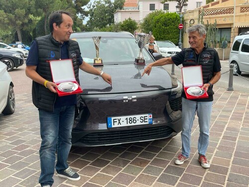 Ein Aiways U5 mit dem ehemaligen Rallye-Europameister Bernard Darniche (r.) und Navigator Philippe Dupuy gewann die „Riviera Electric Challenge“ in Monaco. 