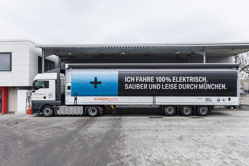 Ein batteriebetriebener Framo liefert Fahrzeugkomponenten in das BMW-Werk München.
