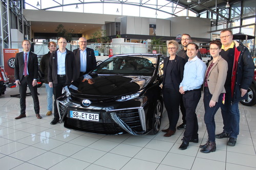 Eine Delegation der Forschungsgruppe Verkehrstelematik (FGVT) der Fakultät für Ingenieurswissenschaften an der Hochschule für Technik und Wirtschaft des Saarlandes holt den Toyota Mirai bei der Autowelt Saarbrücken ab.