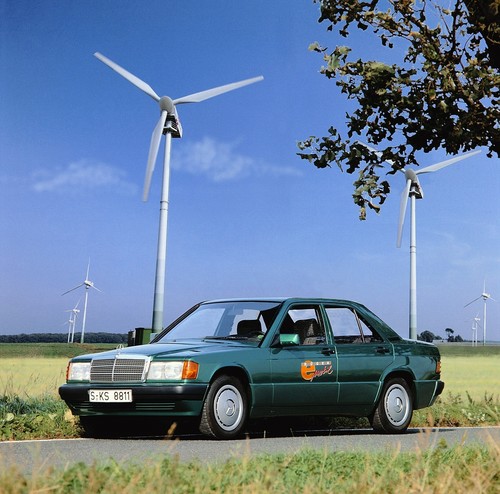 Erprobungsfahrzeug Mercedes-Benz E 190 Elektro auf Rügen (von 1992 bis 1996). Schon damals dienten Windräder als symbolhafte Kulisse.