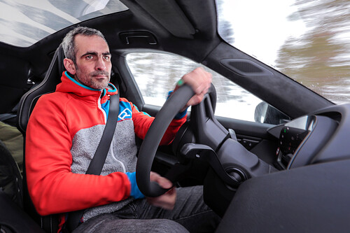 Erprobungsleiter Florian Stahl auf Testfahrt mit dem Porsche Taycan.