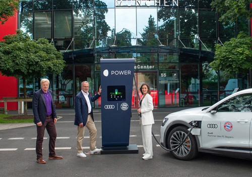 FC-Bayern-Vorstand Oliver Kahn, Cub-Chef Karl-Heinz Rummenigge und Audi-Vertriebsvorständin Hildegard Wortmann mit einer mobilen Schnellladesäule (v.l.). Sie steht symbolisch für den Start des Baus von Ladepunkten für den Audi e-Tron, dem Auto der Fußball-Profis für die Spielsaison 2020/21.