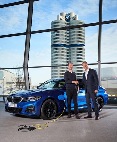 Flroian Merk (links) nimmt von Sebastian Mackensen, BMW Group Leiter Markt Deutschland, den Schlüssel für seinen BMW 330e entgegen.
