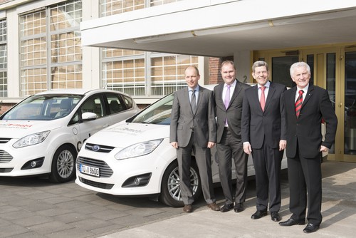 Ford-Deutschlandchef Bernhard Mattes (2.v.r.) und Jörg Beyer (1.v.l), Geschäftsführer Produktentwicklung der Ford-Werke GmbH, unterzeichneten mit dem TÜV Rheinland, vertreten durch Prof. Dr.-Ing. Jürgen Brauckmann (1.v.r.) und Dr. Thomas Aubel (2.v.l.), den Vertrag über eine neue Premium-Partnerschaft. 