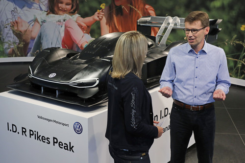 Frank Welsch (rechts) erläutert die Technologie des Volkswagen I.D. R Pikes Peak.