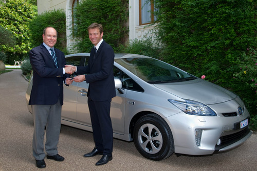 Fürst Albert II. von Monaco übernimmt ersten Toyota Prius Plug-in Hybrid von Didier Leroy, Präsident von Toyota Motor Europe.