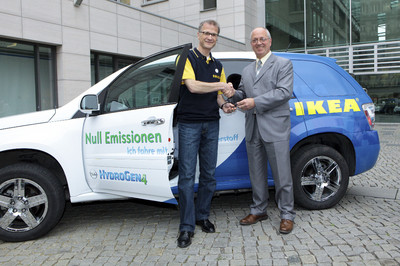 Gérard Planche (rechts), Leiter der Hydrogen 4-Markt­erprobung in Europa, und Stephan Walther, Ikea Marketing Berlin, erneuern die Partner­schaft der beiden Unter­nehmen bei Brennstoffzellen­fahrzeugen.