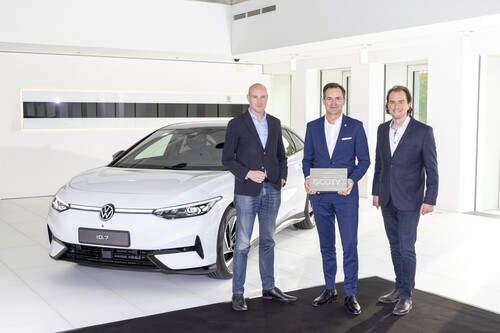 „German Car of the Year 2024“: Jens Meiners (GCOTY, links) und Bernd Hitzemann (CEO Aitastic, rechts) übergeben die Auszeichnung für den ID 7 an Thomas Schäfer.