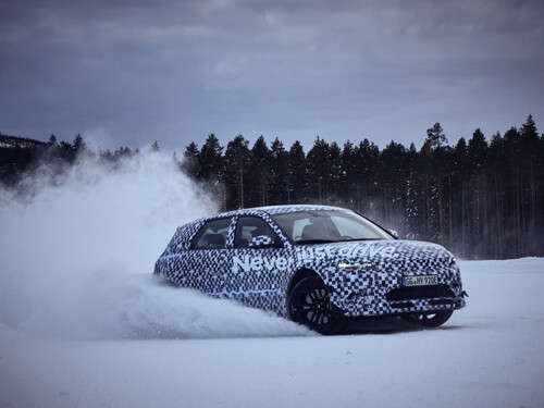 Getarnter Prototyp des Hyundai Ioniq 5 N bei winterlichen Testfahrten in Schweden.