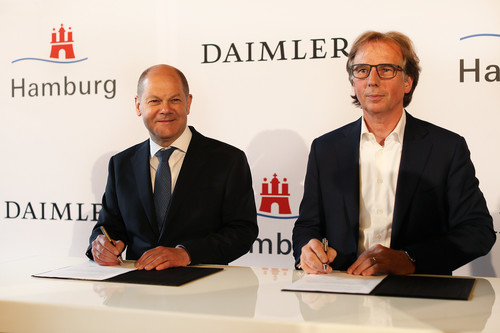Hamburgs Bürgermeister Olaf Scholz (l.) und Klaus Entenmann, Vorstandsvorsitzender der Daimler Financial Services AG, unterzeichnen das Memorandum of Understanding zur urbanen Mobilität.