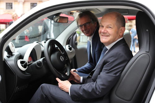 Hamburgs Bürgermeister Olaf Scholz (r.) und Klaus Entenmann, Vorstandsvorsitzender der Daimler Financial Services AG, haben ein Memorandum of Understanding zur urbanen Mobilität in der Hansestadt unterzeichnet.